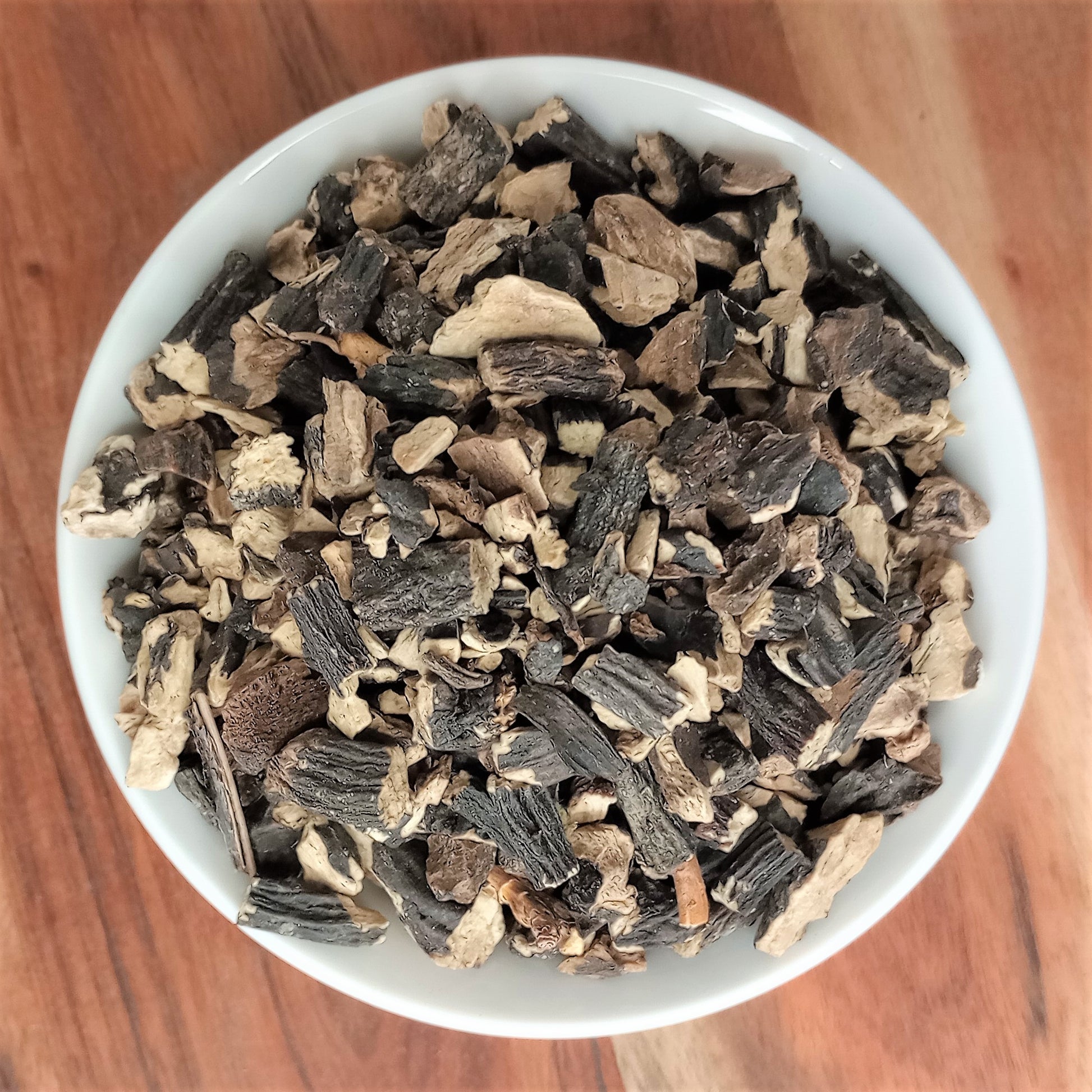 organic comfrey root in bowl