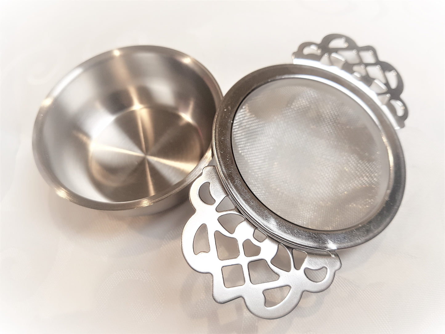 TEA STRAINER INSPIRED BY SCOTTISH QUAICHE IN STAINLESS STEEL